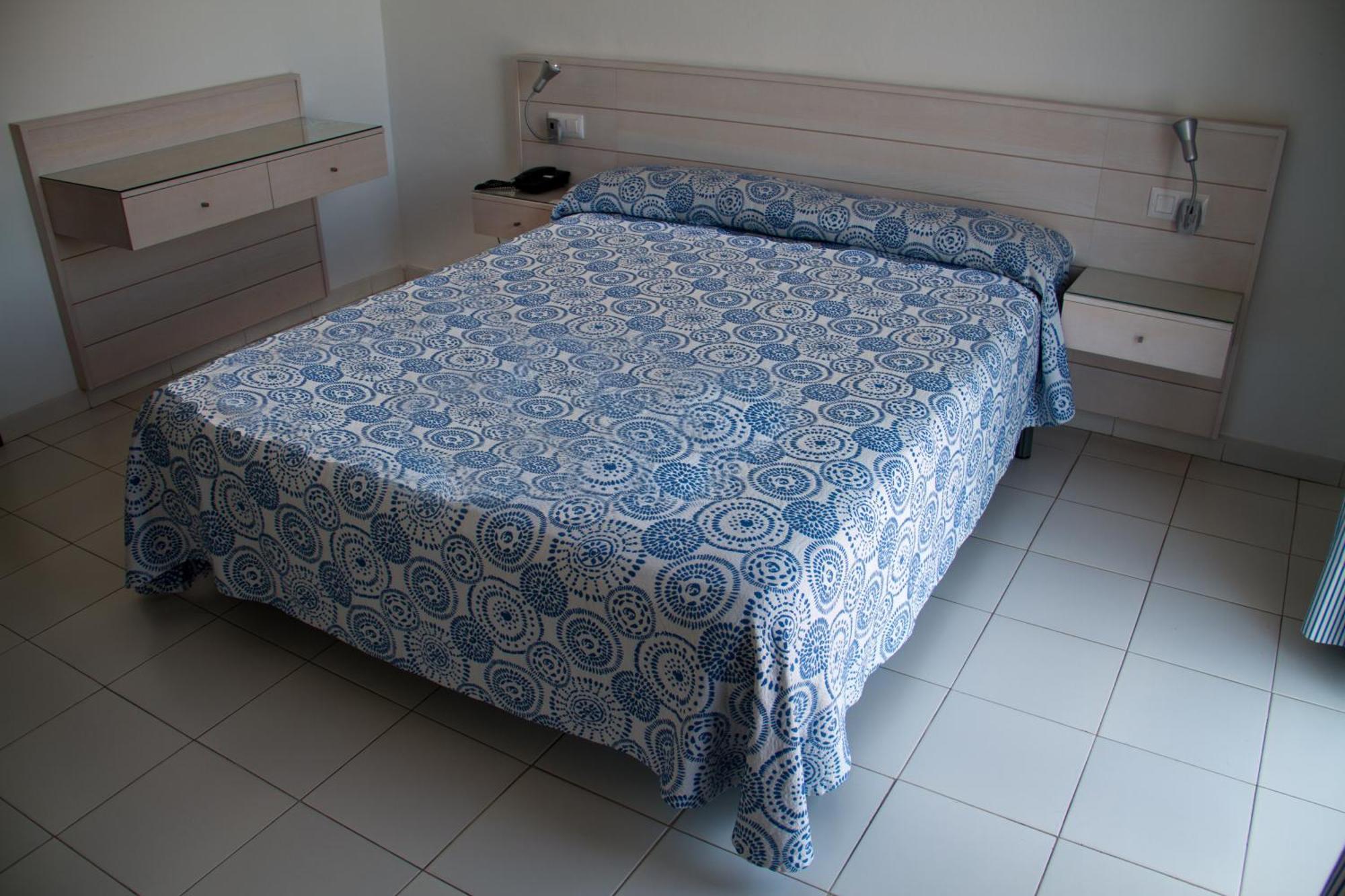 Hotel Bahia Cala Santandria (Menorca) Quarto foto